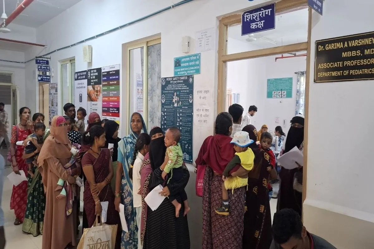 शिशु रोग कक्ष के बाहर बच्चों को लेकर खड़े परिजन