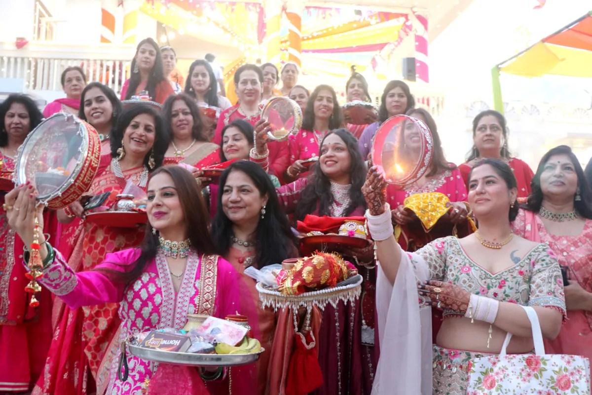 करवा चौथ के रंग में रंगा इंदौर, 1101 महिलाओं ने लिया जल संरक्षण और प्रदूषण मुक्त दिवाली का संकल्प