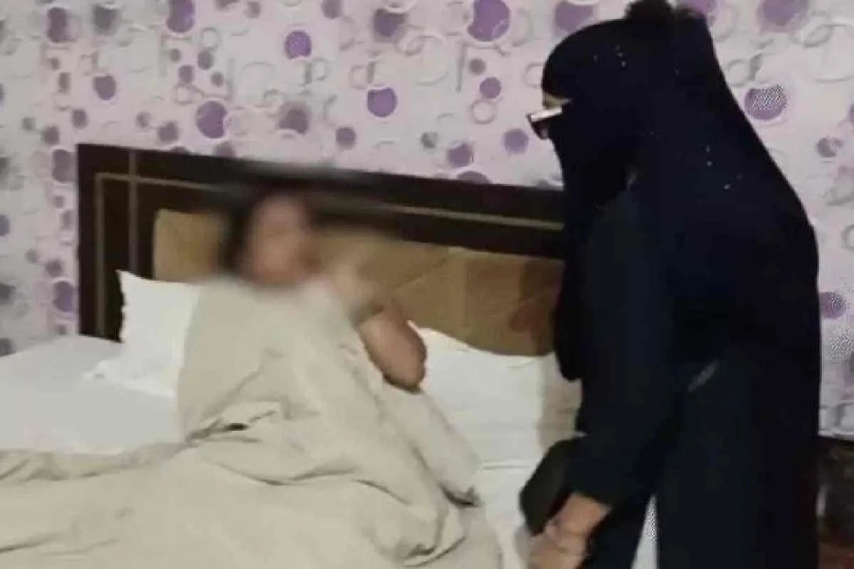 जबलपुर की होटल बैलिसिंग रॉक में पत्नी ने पति को दूसरी महिला के साथ पकड़ा