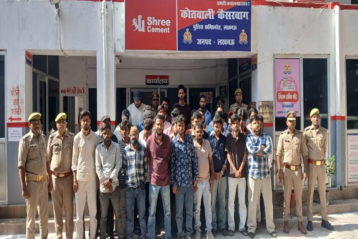 कार्रवाई के दौरान पुलिस की गिरफ्त में पकड़े गए लोग (फोटो सोर्स : Ritesh Singh )