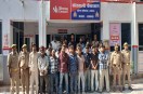 कार्रवाई के दौरान पुलिस की गिरफ्त में पकड़े गए लोग (फोटो सोर्स : Ritesh Singh )
