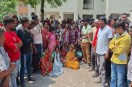 प्रदर्शन करते हुए मृतक किशन गुप्ता के परिजन
