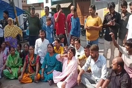 तीन लोगों की हत्या के बाद आरोपियों के खिलाफ सख्त कार्रवाई की मांग करते प्रदर्शनकारी। (फोटो सोर्स : Ritesh Singh )