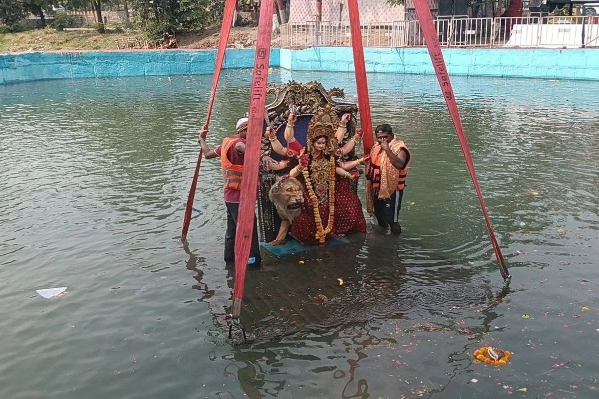 देवी विसर्जन… खंडवा में ढोल-बाजों के साथ किया माता को विदा, आज चल समारोह के साथ विसर्जन