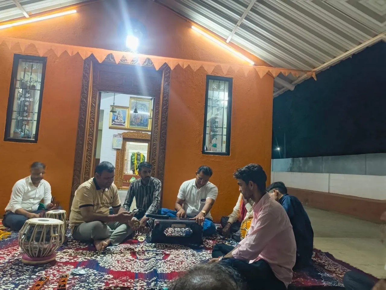 हुब्बल्ली के गोकुल रोड स्थित हनुमान मंदिर में सत्संग के दौरान भजन प्रस्तुत करते कलाकार