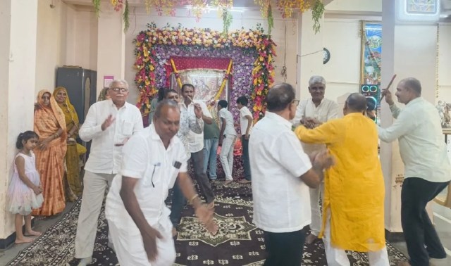 नवरात्रि महोत्सव के शुभारंभ पर माता के दरबार में गरबा-डांडिया करते श्रद्धालु।