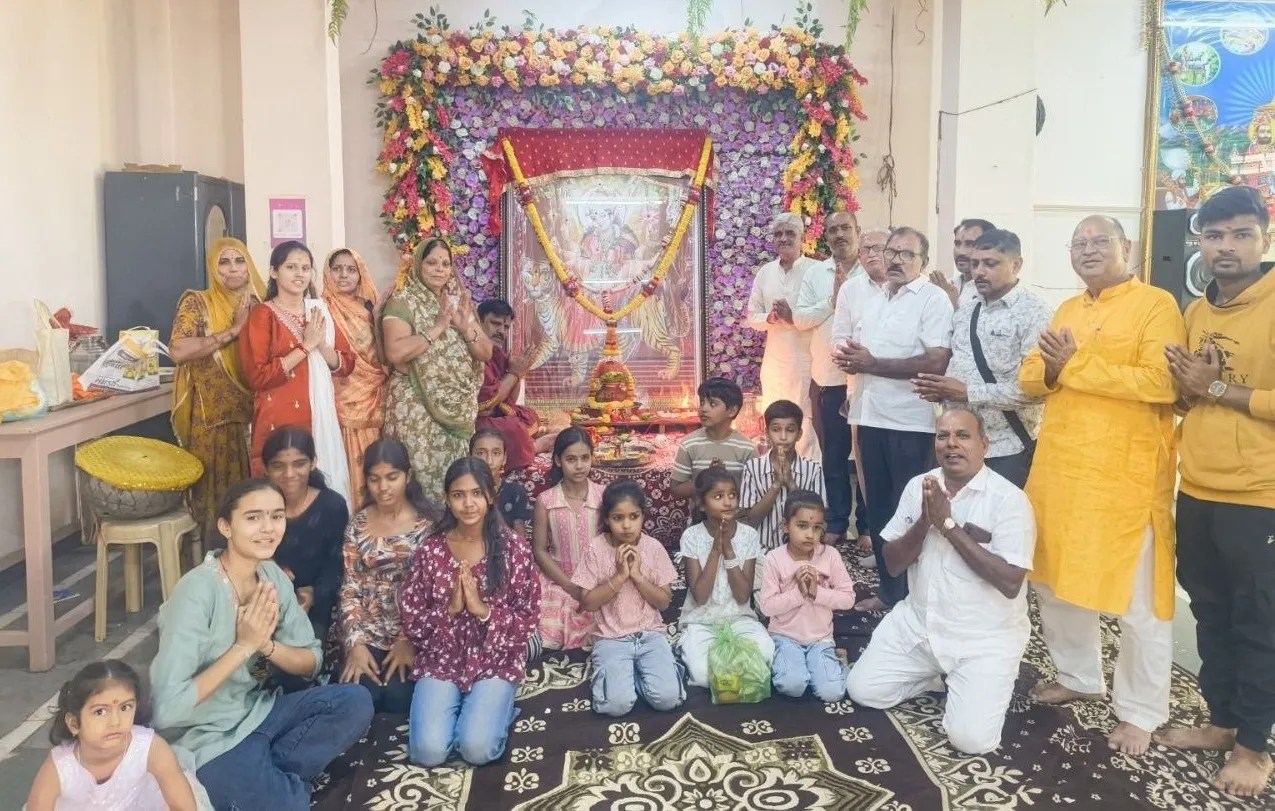 हुब्बल्ली के बाबा रामदेव मंदिर परिसर में नवरात्रि महोत्सव के शुभारंभ पर मौजूद श्रद्धालु।
