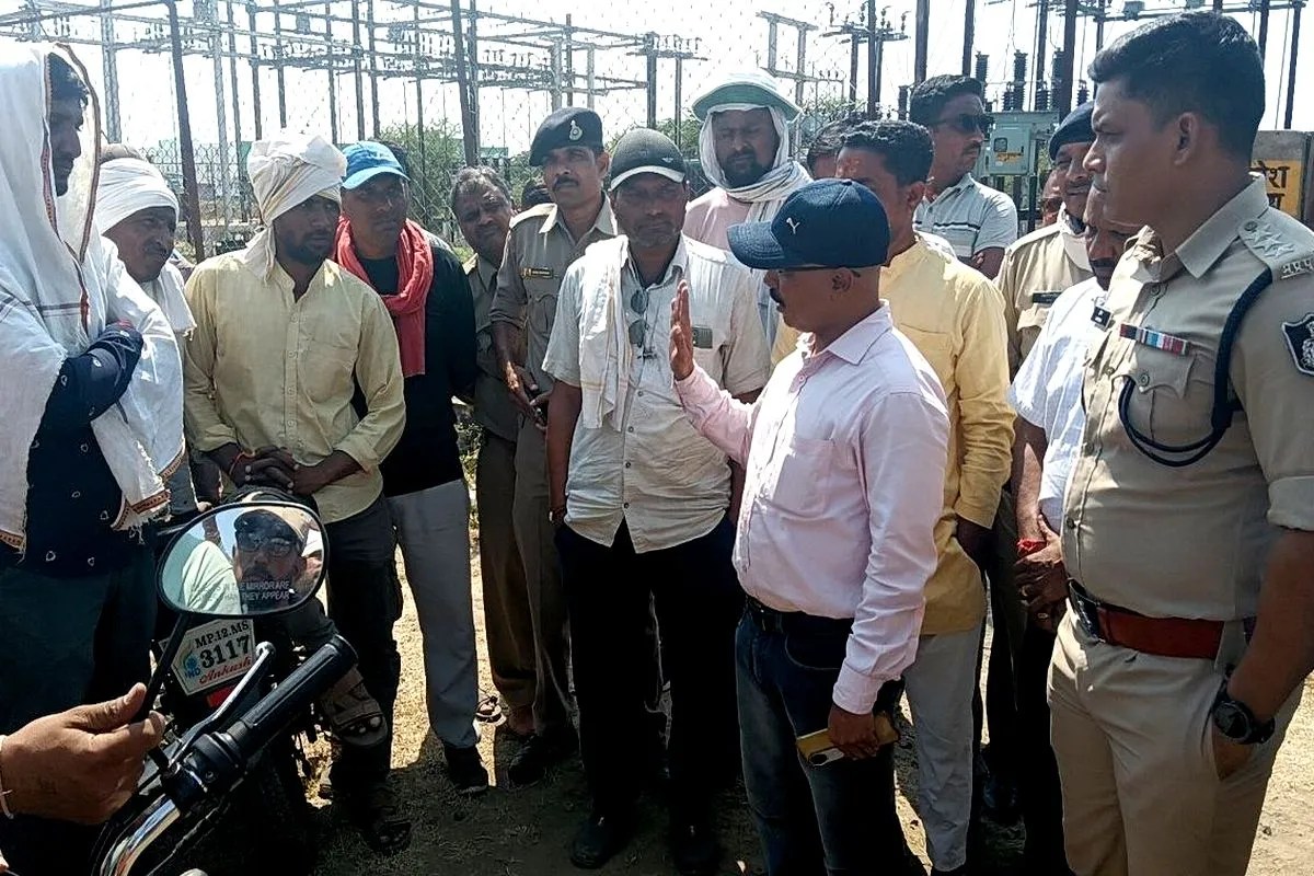 खंडवा में बिजली कटौती पर टूटा सब्र का बांध, आक्रोशित किसानों ने ग्रिड पहुंचकर बंद करा दी बिजली