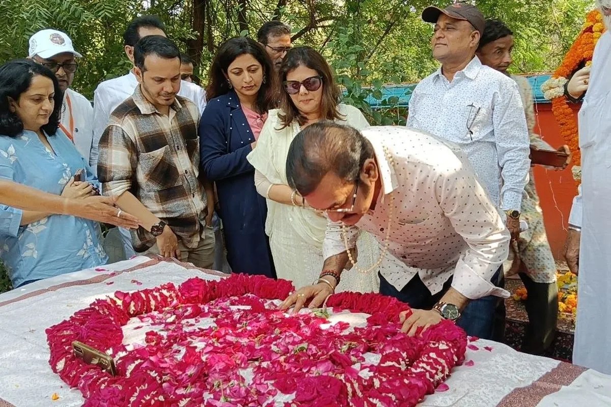‘किशोर दा का घर मेरे लिए मंदिर’, खंडवा में पुश्तैनी बंगले की हालत देख भावुक हुए सुदेश भोसले