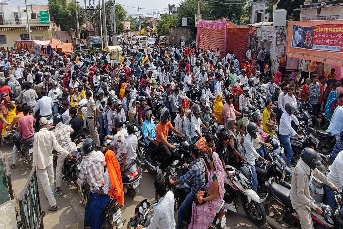 Alwar: अलवर में करणी माता मंदिर जाने के लिए श्रद्धालुओं की भीड़, रास्ते में लगा जाम  