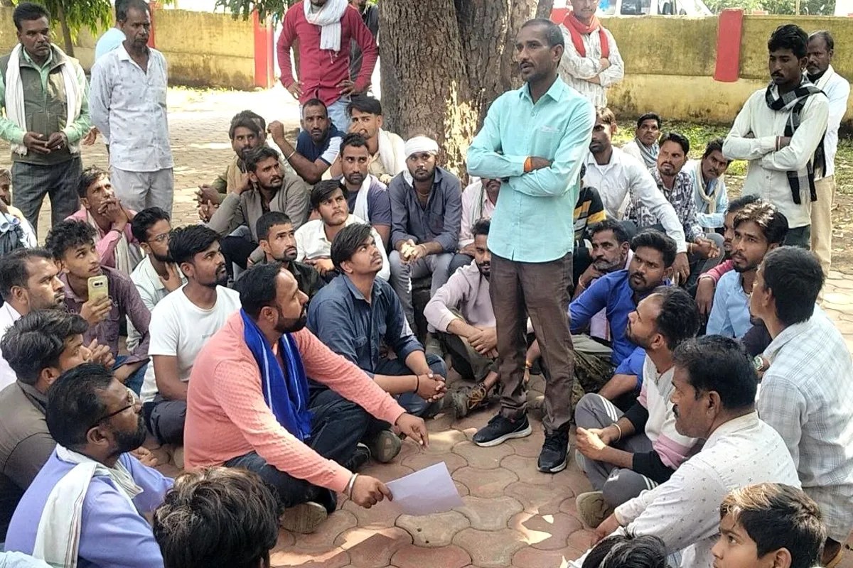 Guna Crime: जिस बेटे पर थी परिवार की जिम्मेदारी, उसका शव लेकर रेलवे ऑफिस पहुंचा परिवार, जाने क्यों