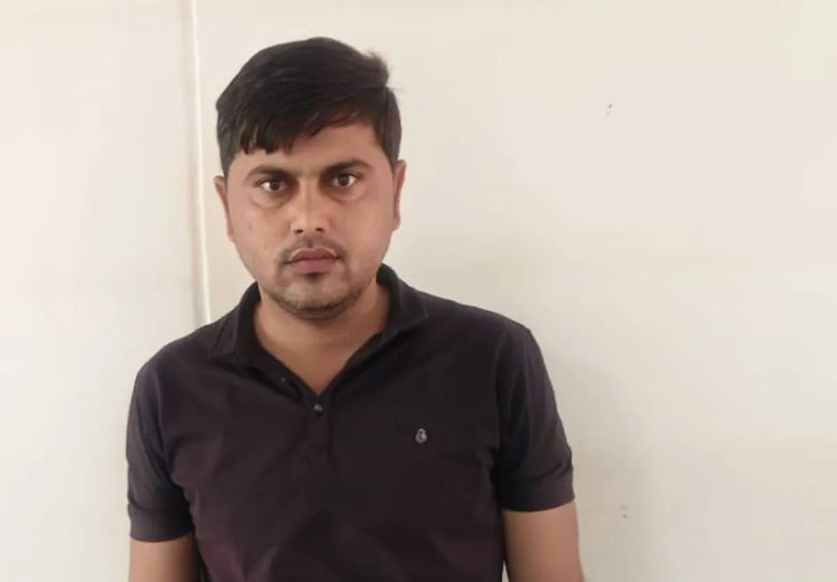आरोपी पुखराज जाट पूर्व में ई-मित्र संचालक था और वर्तमान में सरकारी शिक्षक है
