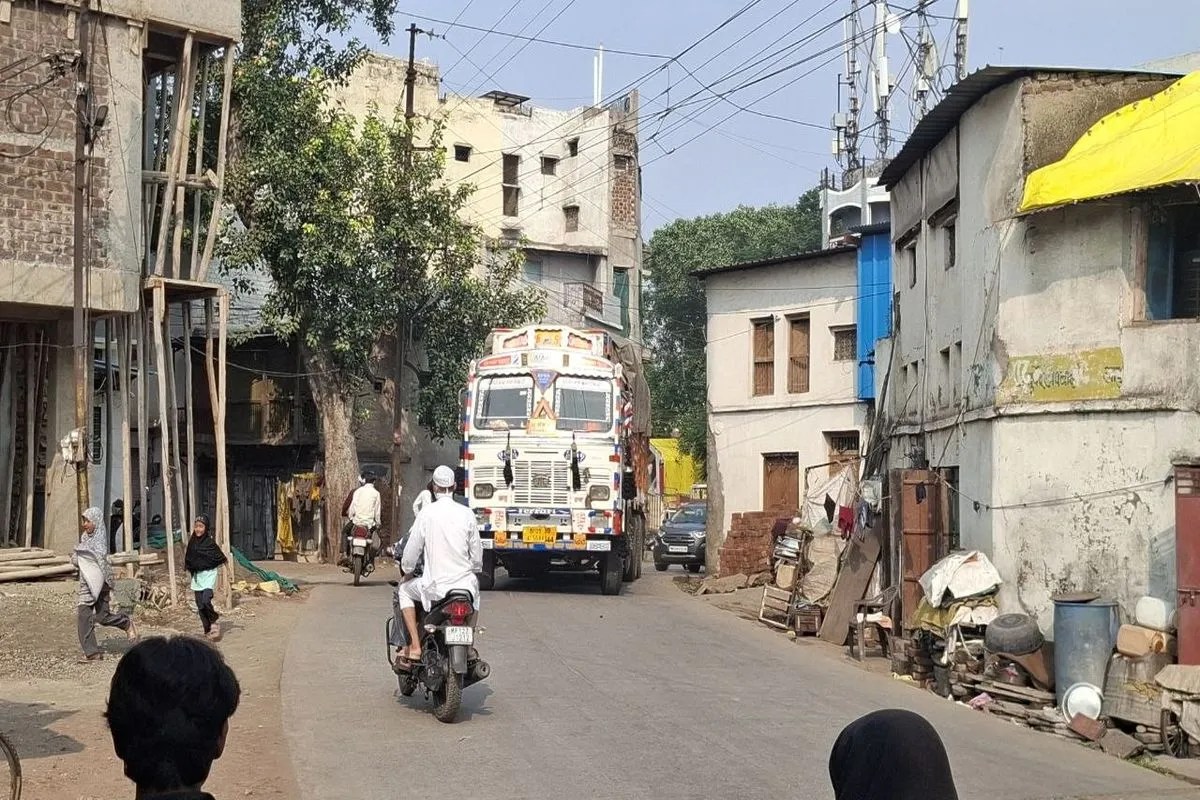 घुमावदार सड़क से गुजरता ट्रक