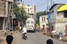 घुमावदार सड़क से गुजरता ट्रक