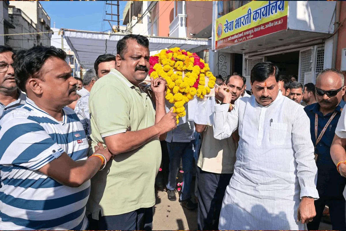 वरिष्ठ नेता की अर्थी को सीएम मोहन यादव ने दिया कांधा