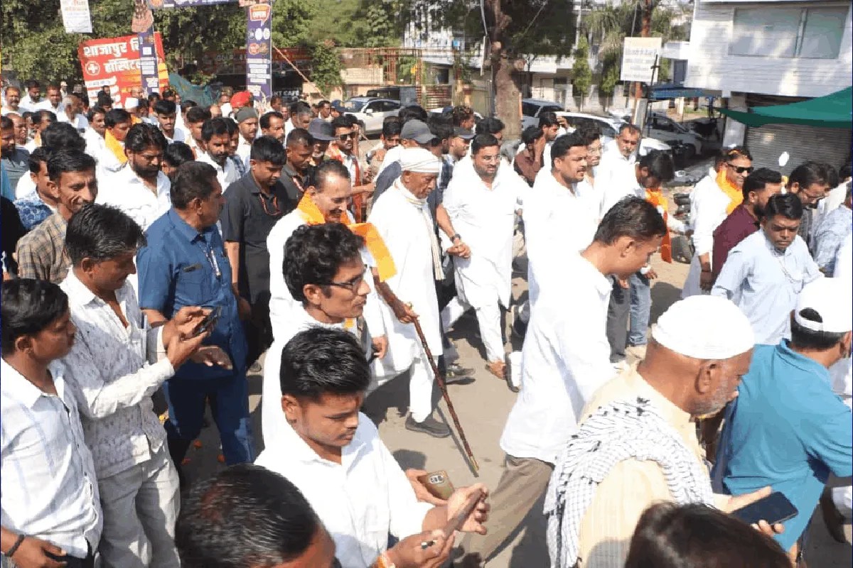 युवक ने पकड़ा एक हाथ, दूसरे हाथ से लाठी टेकते हुए बढ़े दिग्विजय सिंह, कांग्रेसियों का हुजूम उमड़ा
