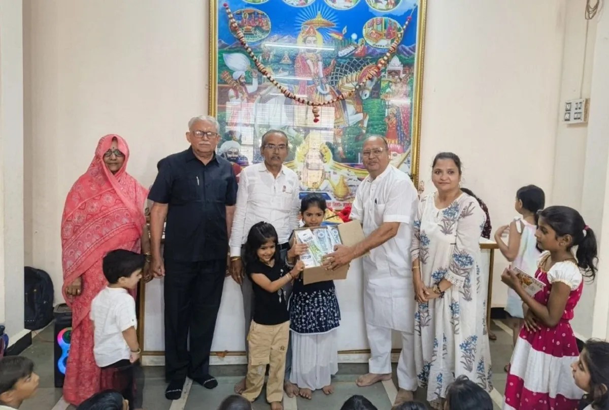 हुब्बल्ली के बाबा रामदेव मंदिर परिसर में संस्कारशाला के दौरान बच्चों को उपहार देकर सम्मानित करते अतिथि।