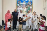 हुब्बल्ली के बाबा रामदेव मंदिर परिसर में संस्कारशाला के दौरान बच्चों को उपहार देकर सम्मानित करते अतिथि।