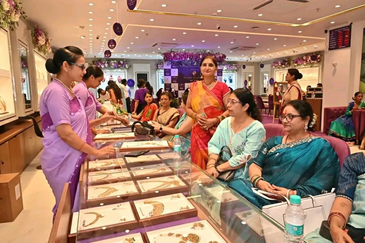 सोने के आभूषण देखते ग्राहक, खरीदारी से पहले शुद्धता और अंतिम कीमत की जानकारी लेते लोग। (फोटो सोर्स : Ritesh Singh )