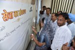 पत्रिका की ओर से नागौर में आयोजित कार्यशाला में सेवा का संकल्प लिखकर हस्ताक्षर करती सभापति संतोष टाक व अन्य पार्षदगण।