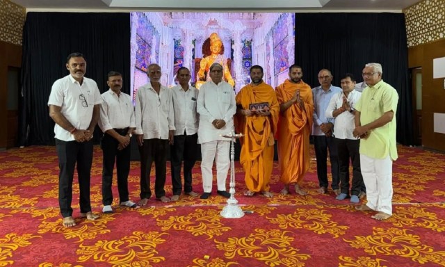 हुब्बल्ली के गोकुल रोड स्थित राजेश्वर भवन परिसर में रेनबो ऑफ हैबिट्स शिविर का उद्घाटन करते अतिथि।