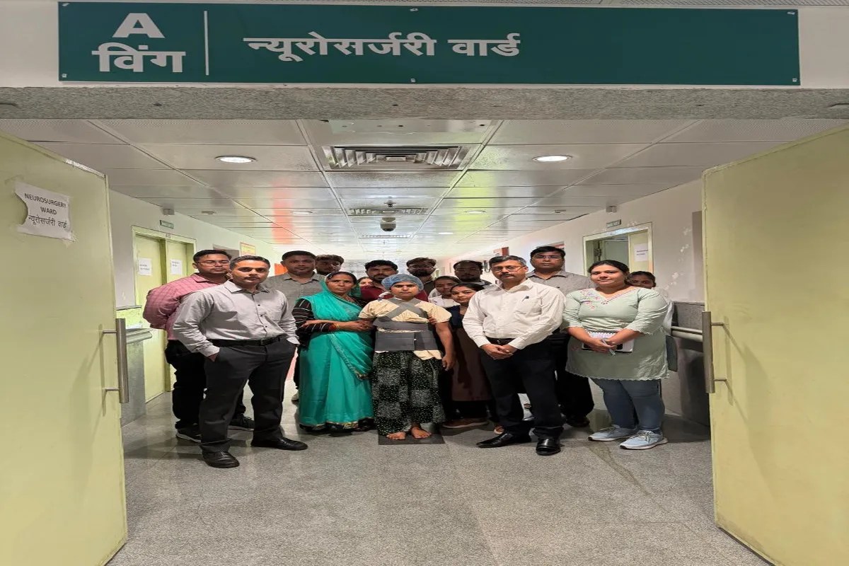 संस्थान के निदेशक प्रो. एम.एल.बी. भट्ट ने सफल सर्जरी के लिए चिकित्सकीय टीम को दी बधाई। (फोटो सोर्स : Ritesh Singh )