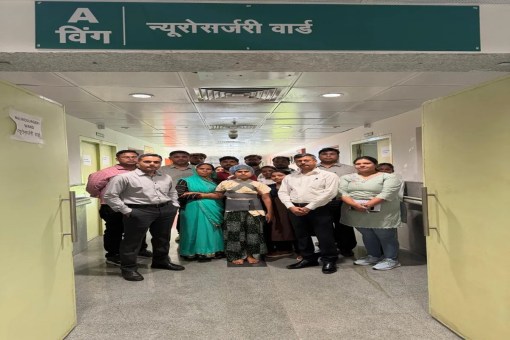 संस्थान के निदेशक प्रो. एम.एल.बी. भट्ट ने सफल सर्जरी के लिए चिकित्सकीय टीम को दी बधाई। (फोटो सोर्स : Ritesh Singh )