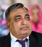 राजस्थान के डीडवाना से कर्नाटक के हुब्बल्ली तक कारोबार और समाजसेवा के क्षेत्र में सक्रिय सुरेश अग्रवाल।