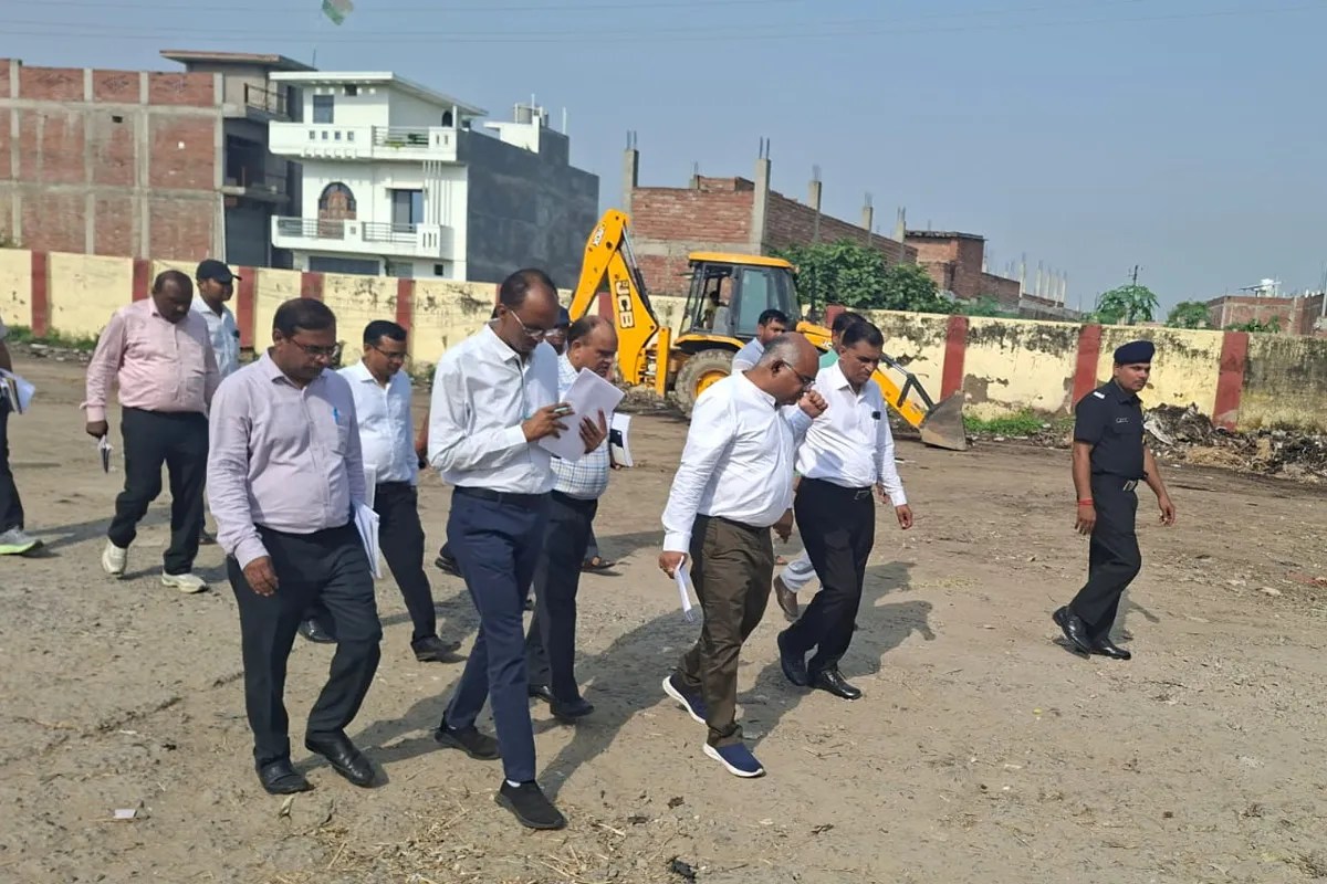 सुल्तानपुर मंडी समिति का स्थलीय निरीक्षण करते राज्य कृषि उत्पादन मंडी परिषद के निदेशक जितेंद्र प्रताप सिंह (फोटो सोर्स : Ritesh Singh )