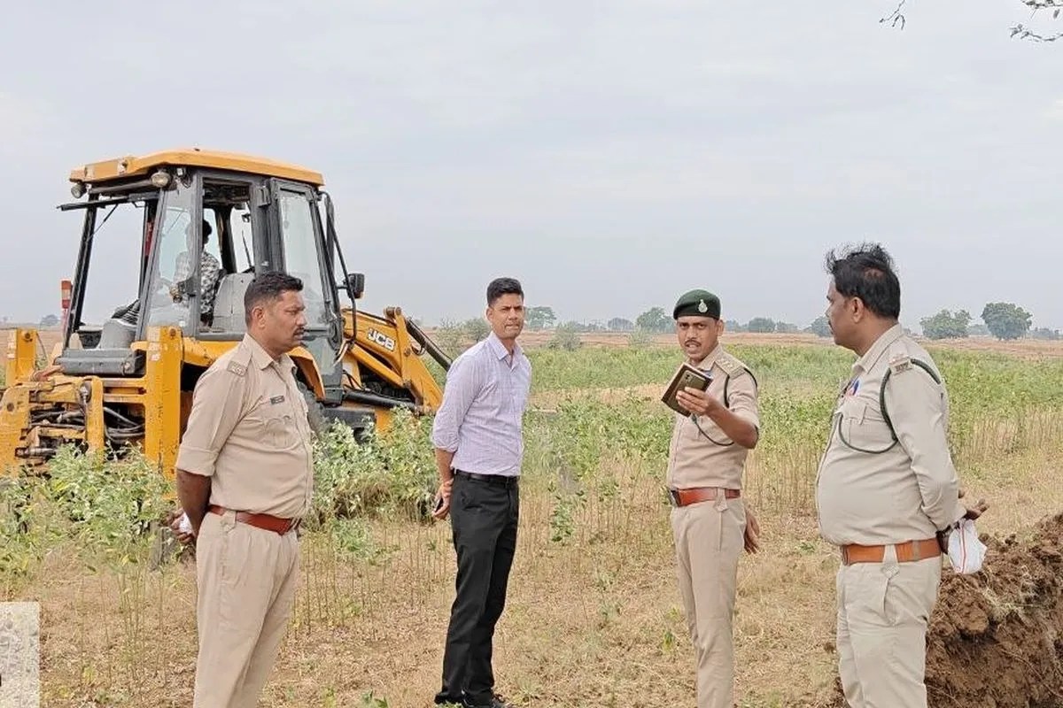 टाकलखेड़ा के जंगल में अतिक्रमण हटाकर गड्ढे खोद दिए।