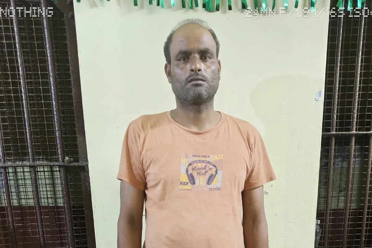 नालंदा में आरोपी की गिरफ्तारी के बाद उसे प्रयागराज ले जाती पुलिस टीम(फोटो सोर्स : Ritesh Singh )