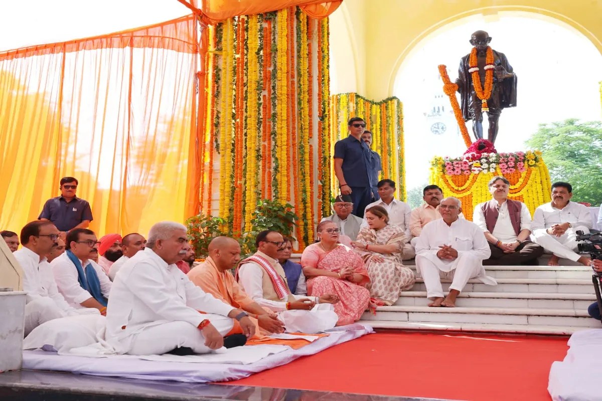 गांधी प्रतिमा पर पुष्पांजलि कार्यक्रम में मुख्यमंत्री योगी आदित्यनाथ के साथ मौजूद उप मुख्यमंत्री, मंत्री और जनप्रतिनिधि। (फोटो सोर्स : Ritesh Singh )