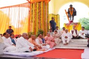 गांधी प्रतिमा पर पुष्पांजलि कार्यक्रम में मुख्यमंत्री योगी आदित्यनाथ के साथ मौजूद उप मुख्यमंत्री, मंत्री और जनप्रतिनिधि। (फोटो सोर्स : Ritesh Singh )