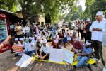 निदेशक बेसिक के कार्यालय में धरने पर बैठे प्रदर्शनकारी; वार्ता और मांगों के निस्तारण पर अड़े अभ्यर्थी (फोटो सोर्स :Election Commission )